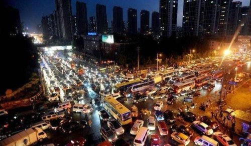 全国十大堵城九个在北方，为何北方城市更拥堵？