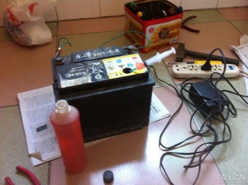 免维护电瓶可以加水吗加水应该加多少.充电会不会爆炸？