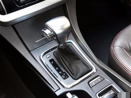 自动挡上坡，动力不足该如何换挡？换不好有可能车毁人亡？