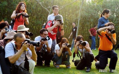 现在做一名摄影师怎么样?好就业吗?最近想去报摄影培训班学摄影然后做这个工作? 现在做一名摄影师怎么样?好就业吗?最近想去报摄影培训班学摄影然后做这个工作?