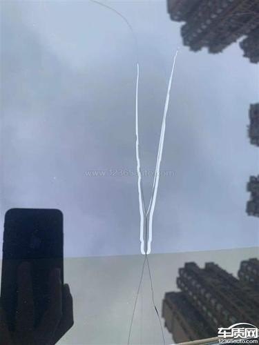 玻璃裂了怎么沾起来？