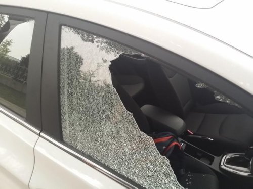 为什么车窗玻璃碎成那样还不掉? 为什么车窗玻璃碎成那样还不掉?