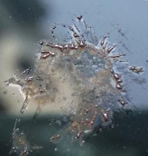 玻璃上的电焊渣清除和修复？