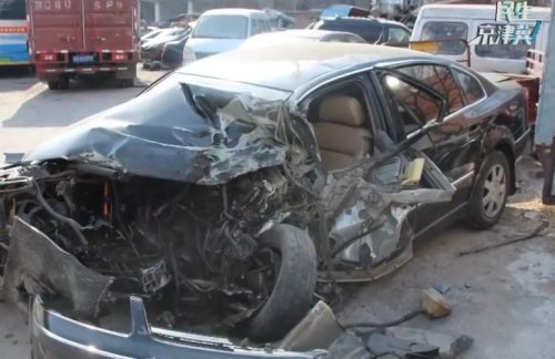 怎样把车撞报废人不受伤？