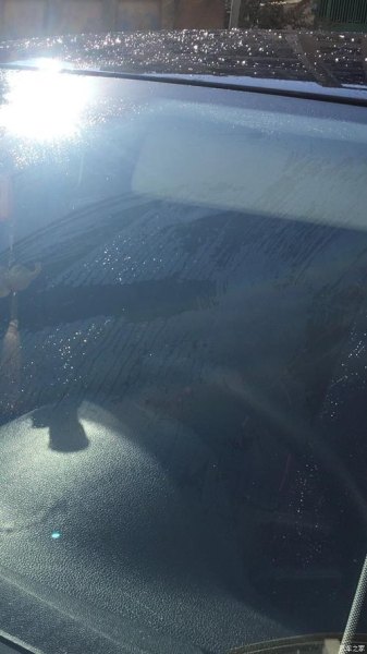 为什么玻璃上的水渍去不掉了？