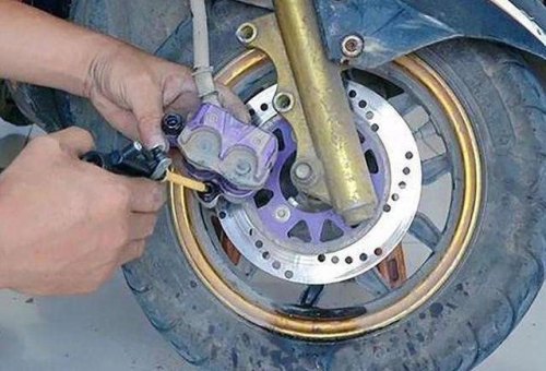 新买的电动车碟刹太紧，请问哪位大师知道怎么调松点，卖车的说调不了？