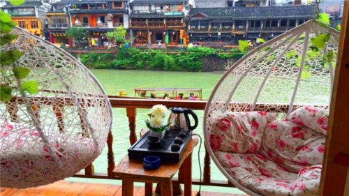 凤凰古城中游住宿推荐? 凤凰古城中游住宿推荐?