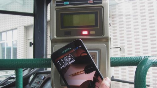 公交上用手机背面刷一下 公交上用手机背面刷一下