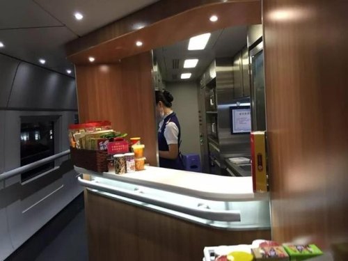 高铁候车厅可以吃东西吗