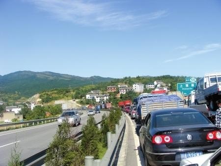 自驾车过年回家走高速太堵！到底是走国道好，走高速好？500公里？