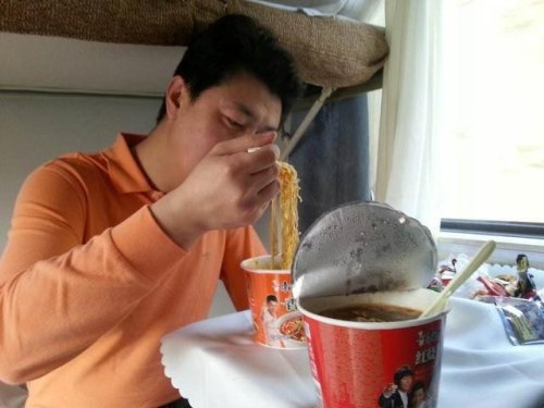 坐长途火车带什么吃的？