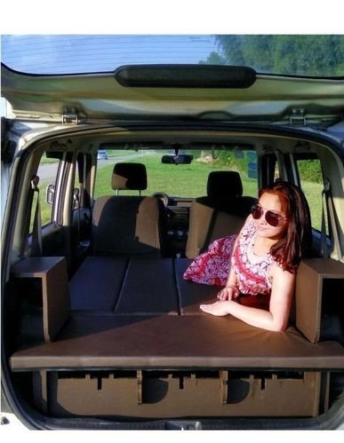 自驾游4个人一辆车怎么住车里？