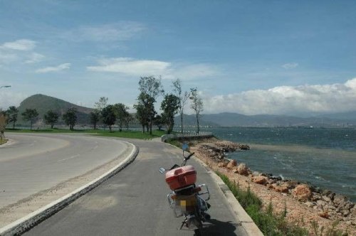 环洱海停车方便吗？