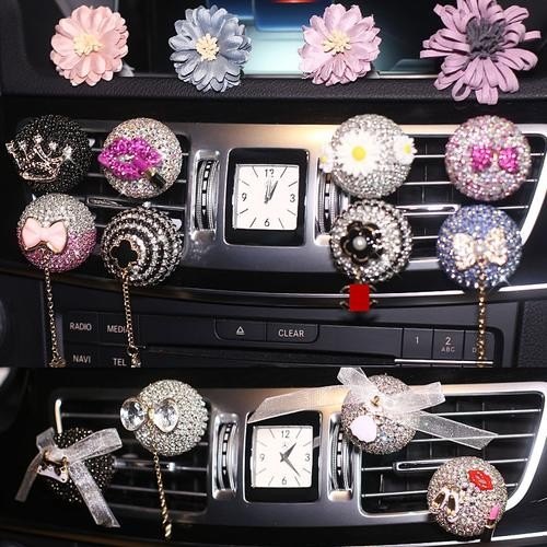 女士车里放什么装饰好看?前边放什么?后边放什么？