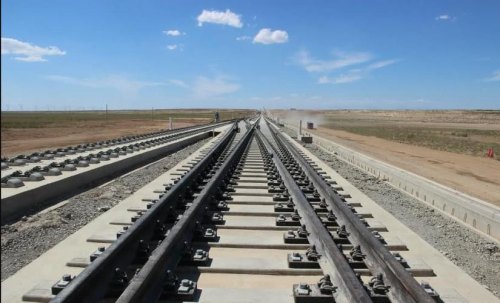 高铁能走火车铁轨吗？