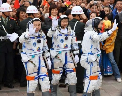 今早8点左右，我国两名航天员出舱行走，航天服为什么都是白色？