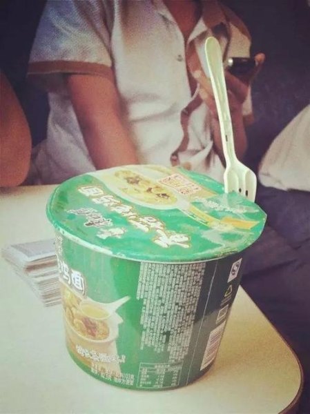 你们坐长途火车，除了方便面和面包，还吃什么可以代替饭？我是每次都带着烤鸭和鸭饼？