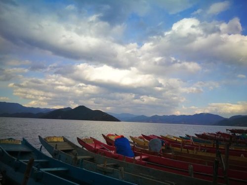 这个月20多号去泸沽湖穿什麼衣服合适？