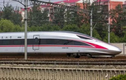 两辆高铁飙车，这两辆高铁分别是复兴号和和谐号，你们觉得谁跑得快一些？