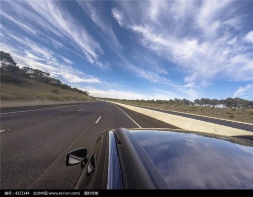 形容车子在公路行驶的句子？