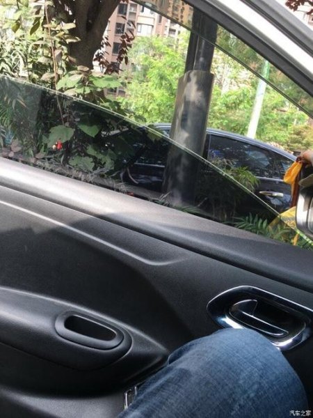 车窗玻璃升一半卡死？