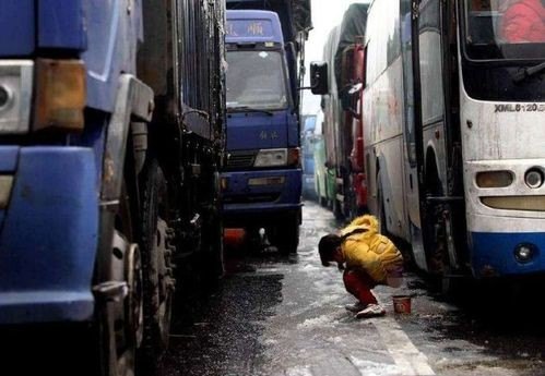 女生坐大巴车在高速公路上塞车尿急怎么办才不丢脸？