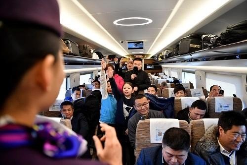 一列高铁大约有乘客五百人对吗？