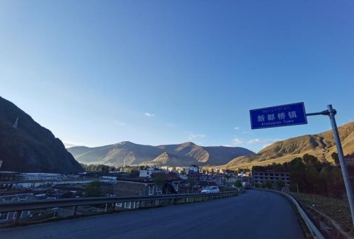 新都桥到香格里拉镇怎么走？沿途都能看到哪些景点？