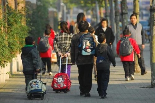孩子马上就要上大学了，作为家长的你，是让孩子独自去上学？还是家长去送？