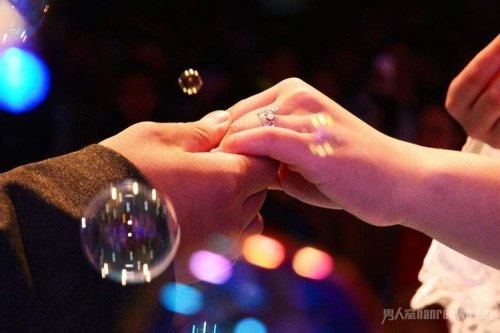 我第一次和女孩见面约会，该不该牵手？