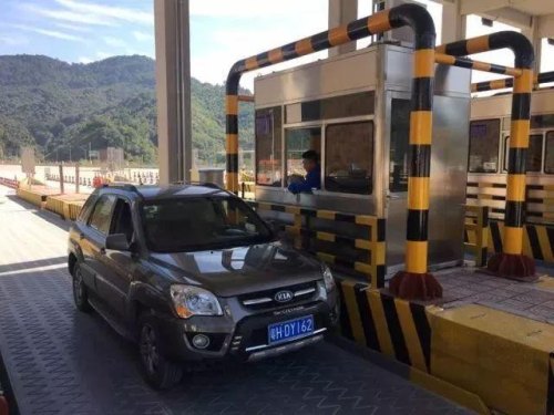 国道，省道，收费站，小汽车过路费是多少？