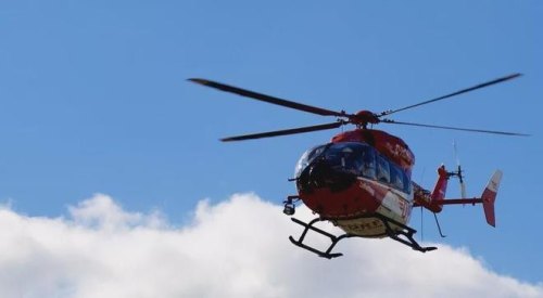 直升飞机飞一公里要烧多少钱油？