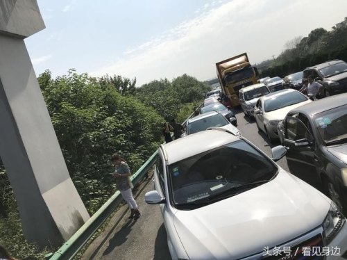 旅游堵在高速公路上，七八个小时，女的尿急，如何处理最妥当？