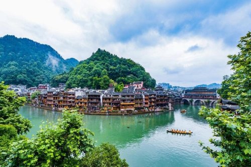 离湖南近的旅游胜地？