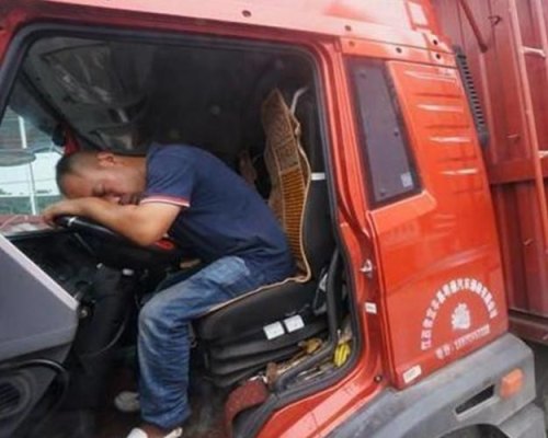 那些常年在外跑大货车的司机在车上都会吃些什么? 那些常年在外跑大货车的司机在车上都会吃些什么?