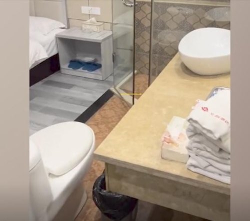 两个男性同事出差，你在意睡哪张床吗？比如一个靠窗，一个靠卫生间的？