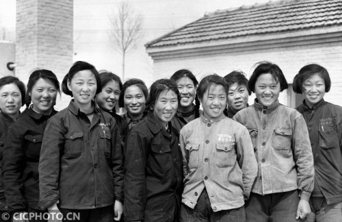 50、60年代出生的人与现在年轻人相比，哪个生活更艰难？