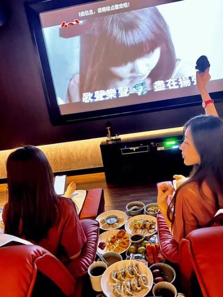 有一种就是可以约人吃饭k歌看电影的软件是什么软件？