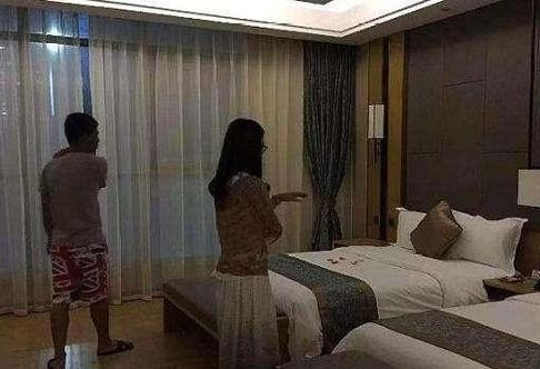 外出旅游时为了节省费用，异性朋友开一间房同住算不算违法？