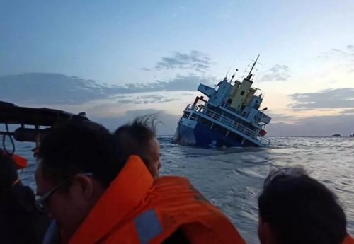 请问船员在海上，家里遇到紧急情况怎么办，能回家吗？