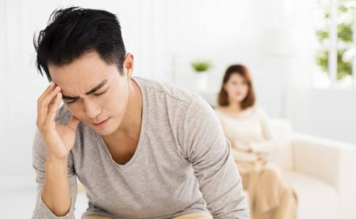 当你和老婆吵架了,她很生气,你是躲出去还是在家陪她? 当你和老婆吵架了,她很生气,你是躲出去还是在家陪她?