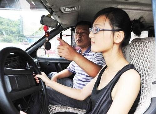 你觉得驾校教练和的士司机,谁开车厉害? 你觉得驾校教练和的士司机,谁开车厉害?