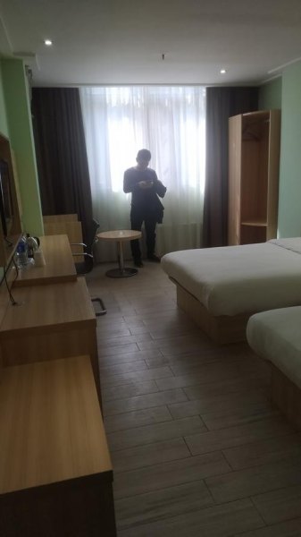 一个人住酒店，朋友来了可以一起住吗？