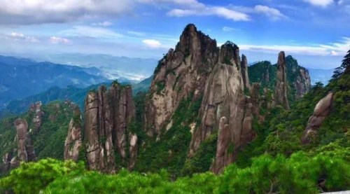 你认为中国最值得游览的十大名山有哪些，为什么？