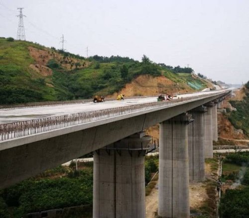 高铁大桥的安全距离？