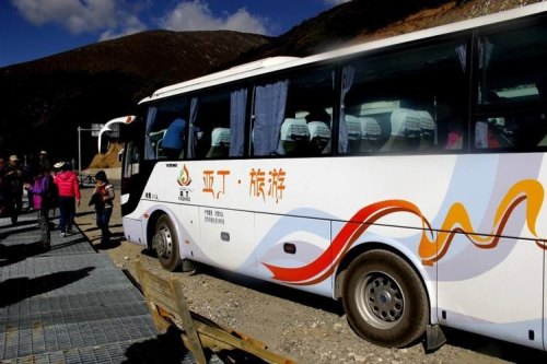 成都到稻城亚丁大巴最早几点？