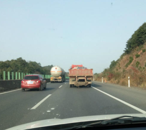 在高速连续开车一千五百公里以上是什么体验？