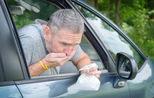 人比较晕车是怎么引起的