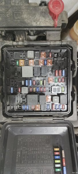 凯迪拉克保险盒位置？