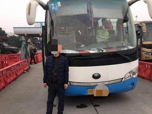 大客车最多能载多少人啊